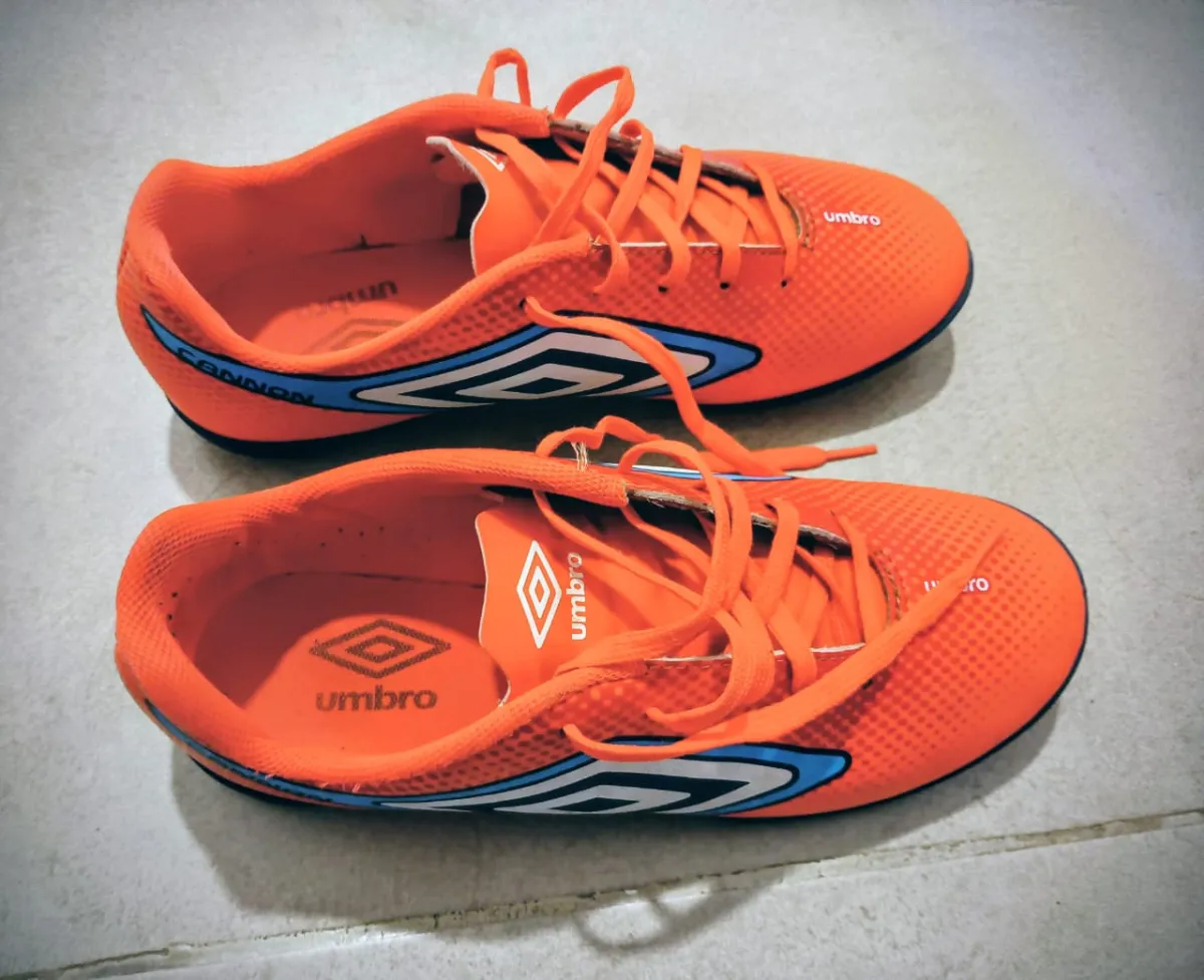 Botines Umbro , poco uso. Número 39