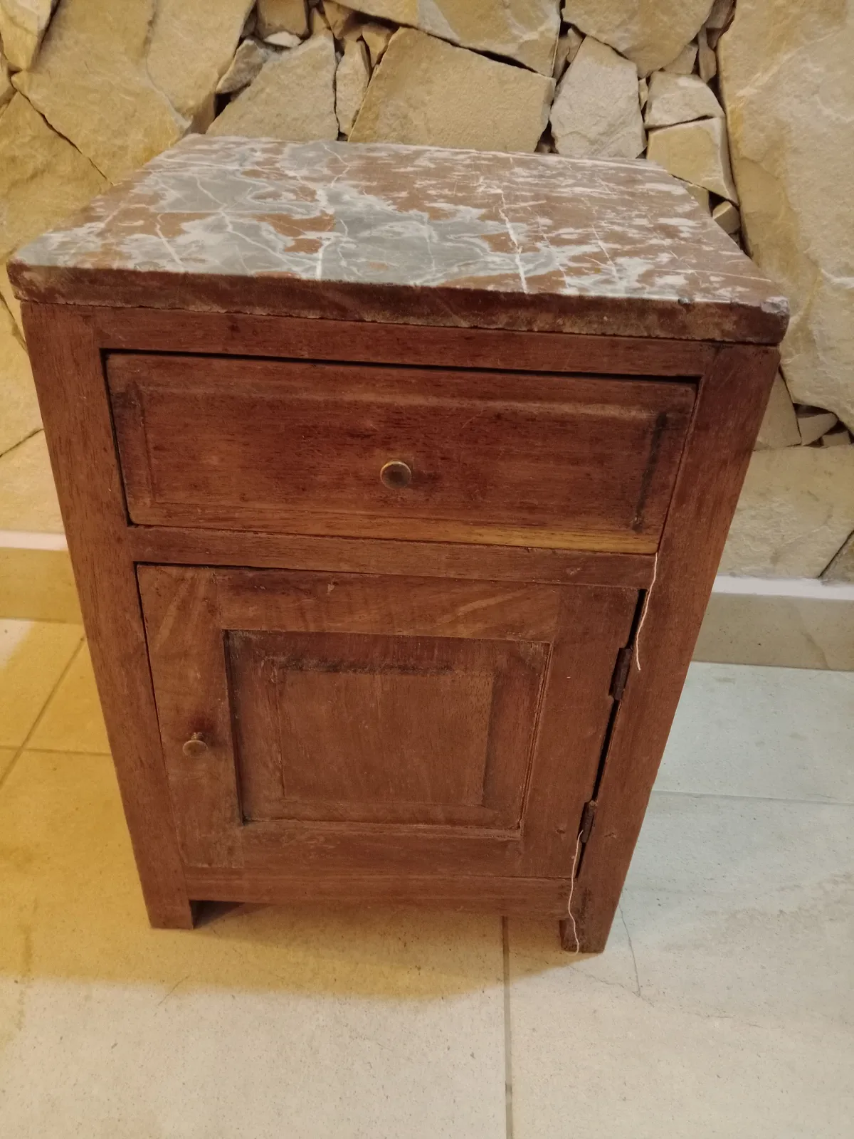 Mesa de luz antigua con marmol
